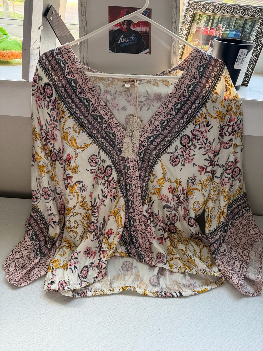 New Mystree Floral V-Neck Boho Blouse in Cream, Pink and Gold